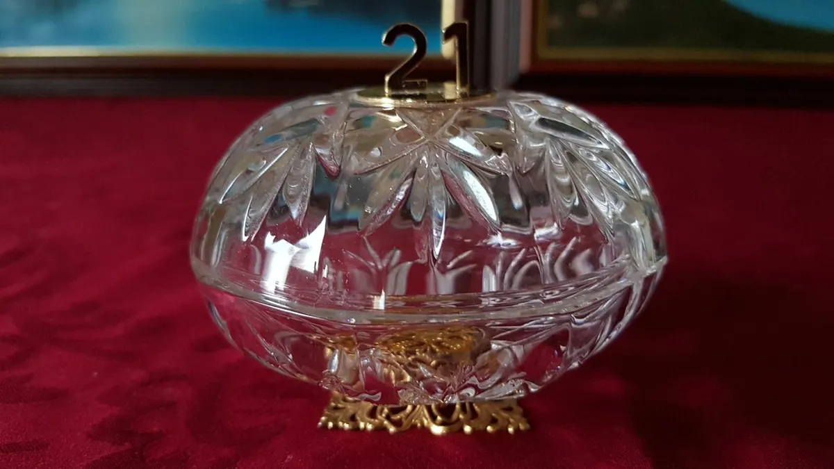 Killarney Crystal  With No. 21 Lidded Jewelry Dish - Image 1