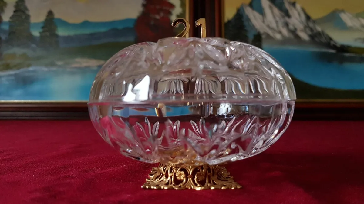 Killarney Crystal  With No. 21 Lidded Jewelry Dish - Image 2
