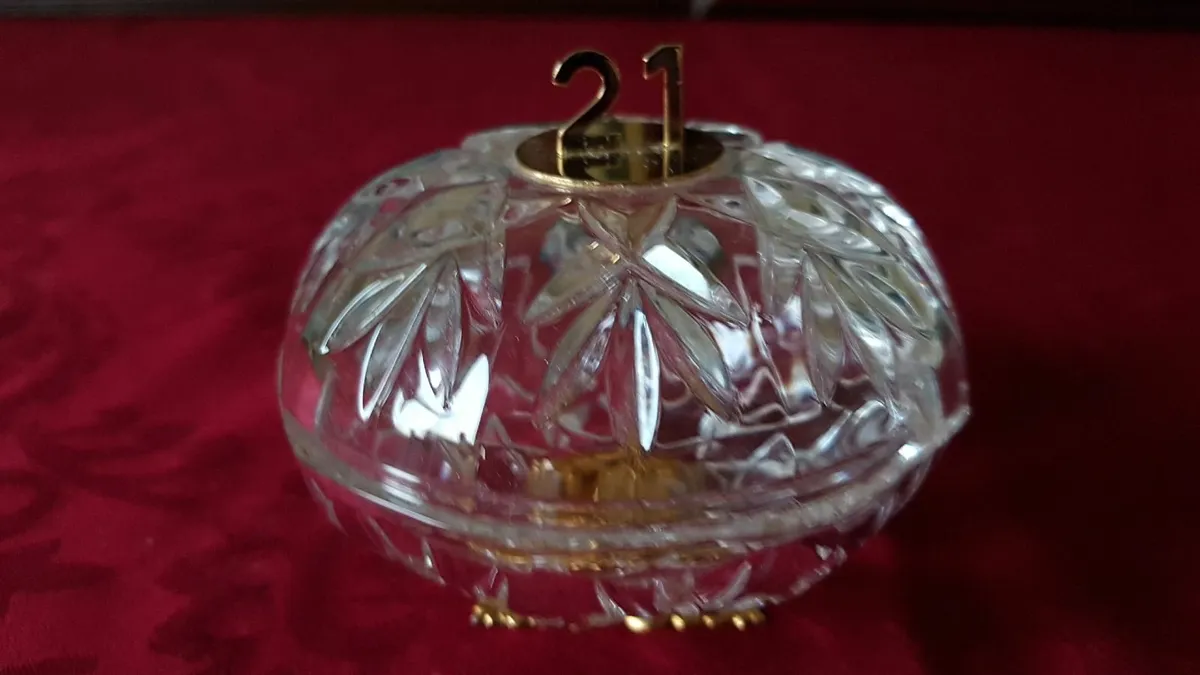 Killarney Crystal  With No. 21 Lidded Jewelry Dish - Image 4
