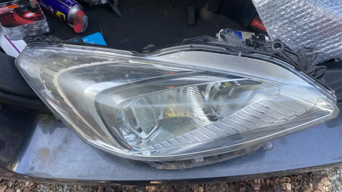 Two head lights Peugeot 508 - Image 4