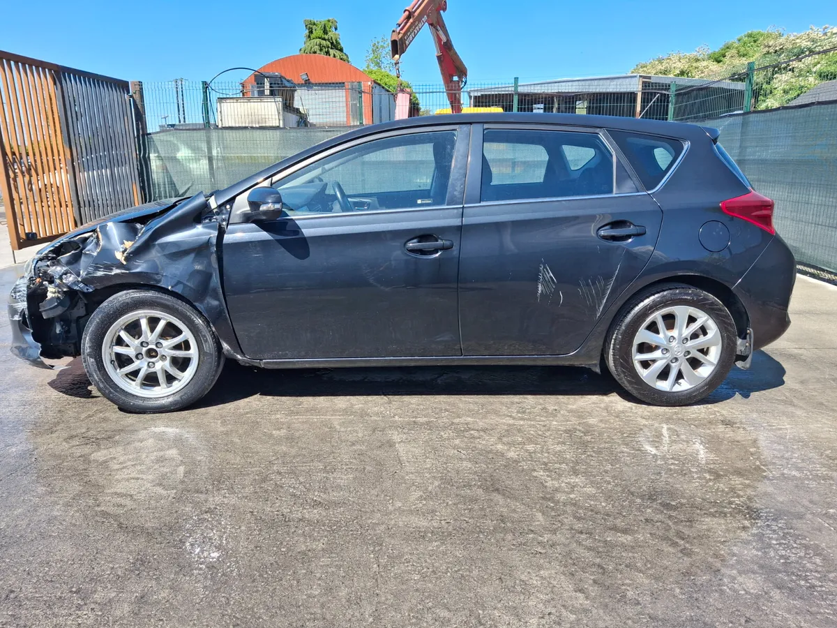 2014 Toyota Auris 1.4 D4D - Image 3