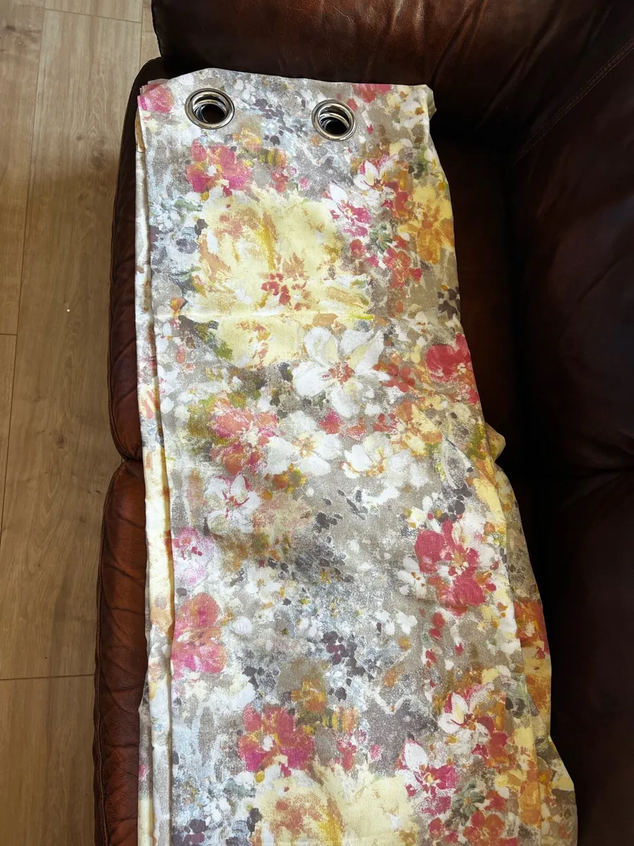 Flowery curtains - Image 1
