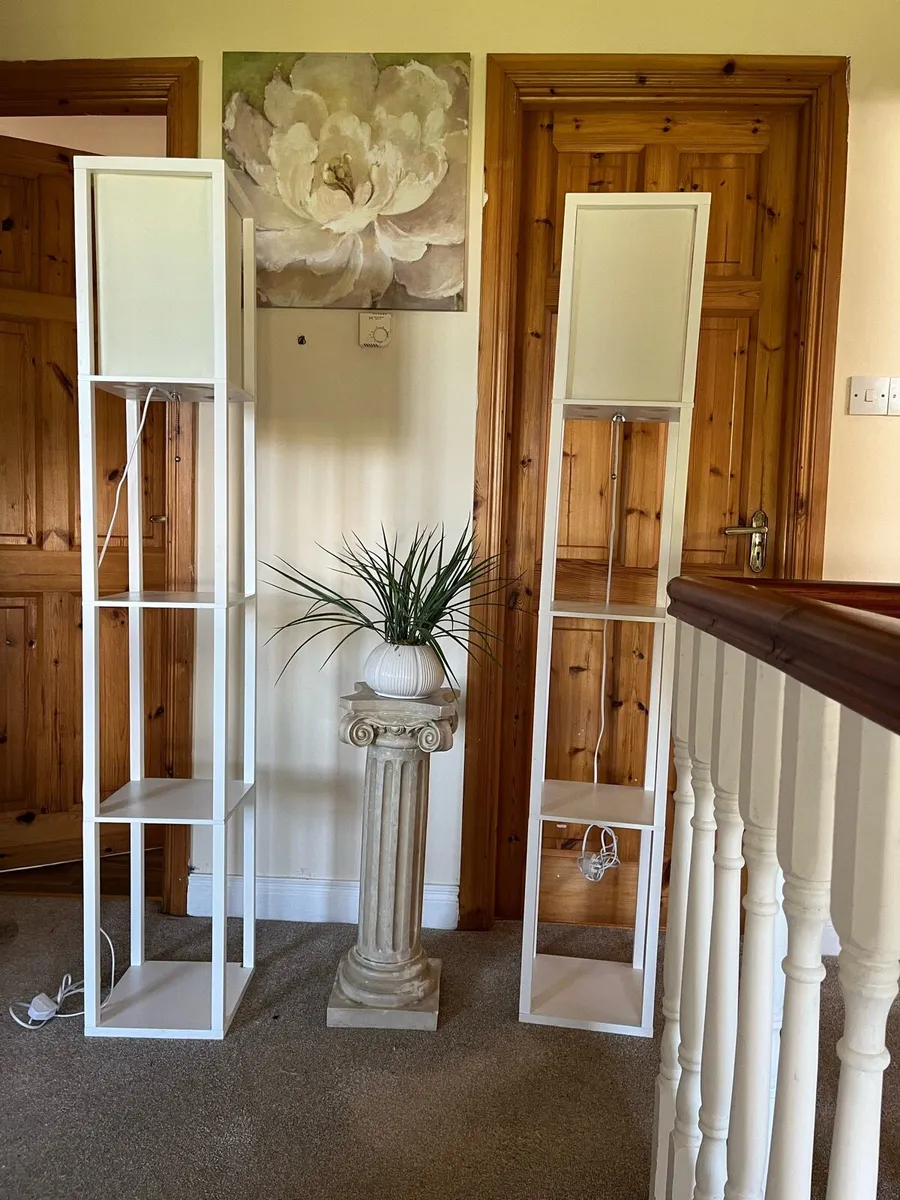 Floor lamp and flower stand - Image 1