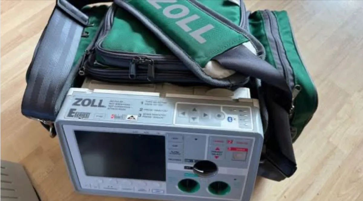 12 Lead Zoll E seriesDefibrillator &Charging Unit - Image 1