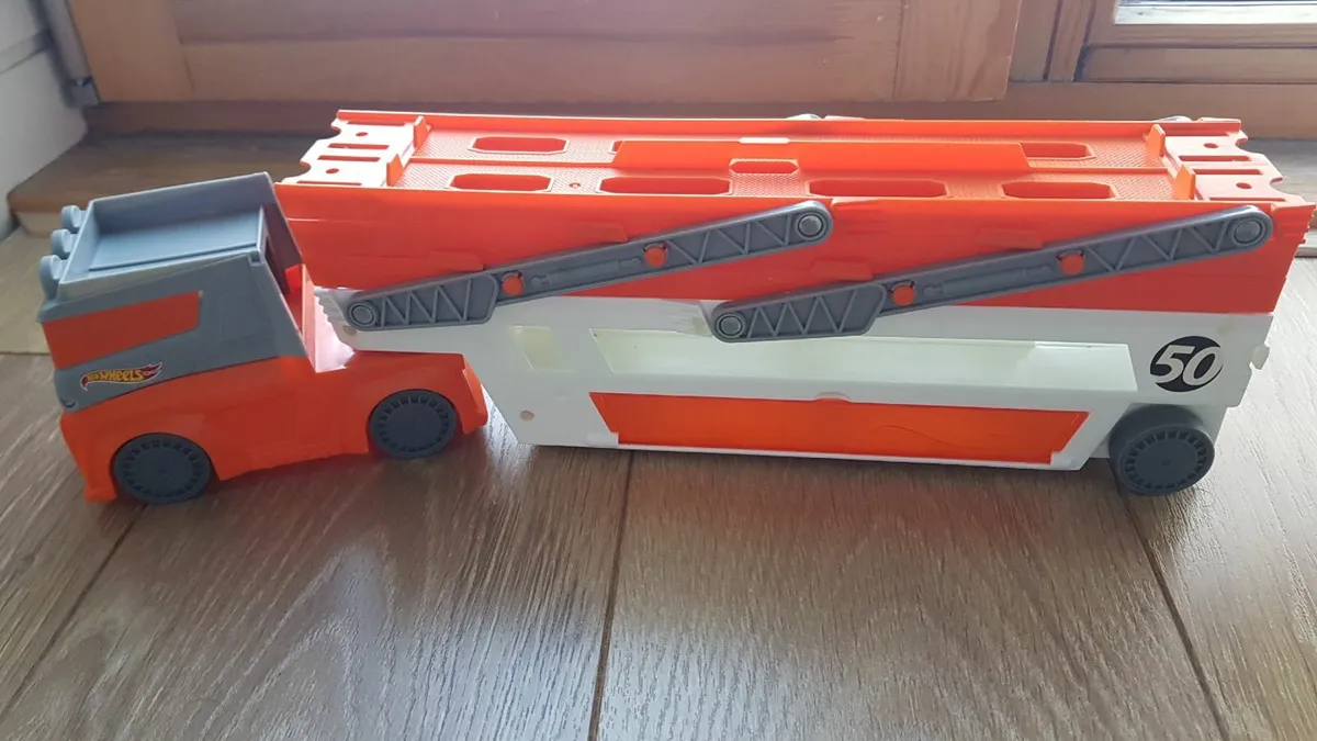 Hot wheels transporter &hot wheels cars - Image 1