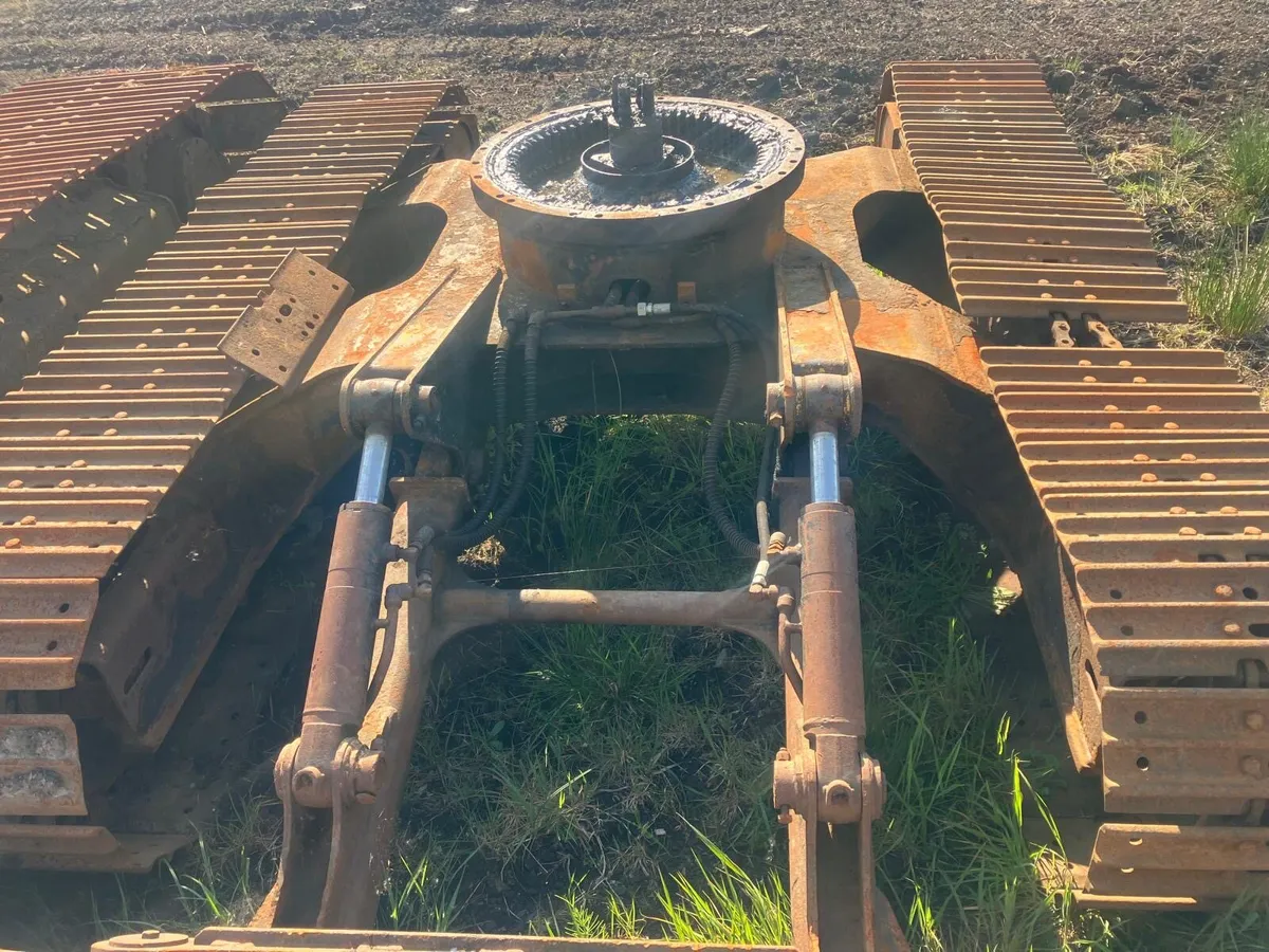 8 Tone Hitachi undercarraige - Image 1