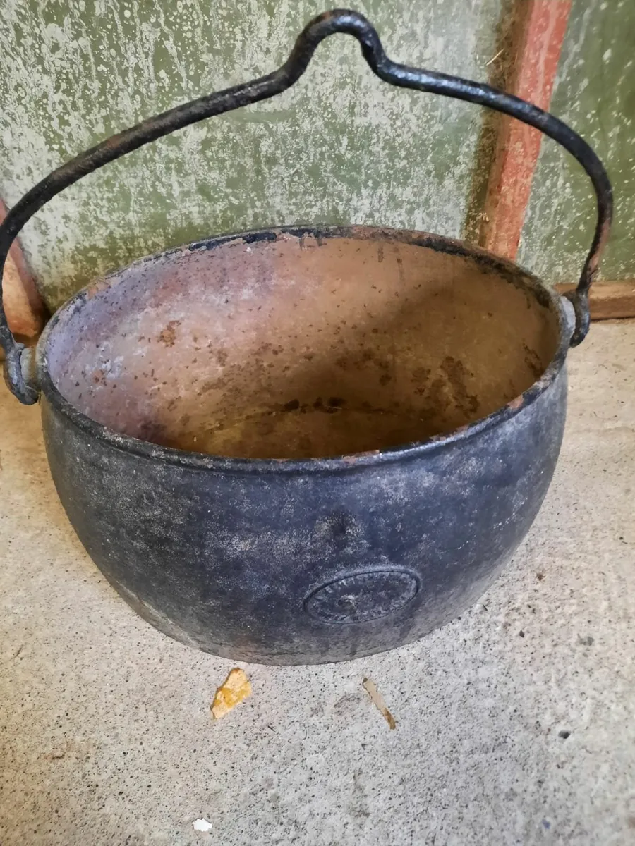 Antique pot - Image 4