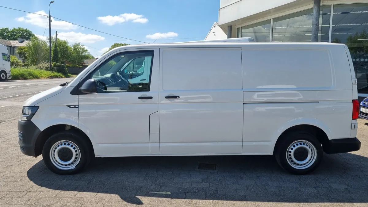 19 TRANSPORTER LWB 105K KMS A/C TOWBAR NEW CVRT - Image 4
