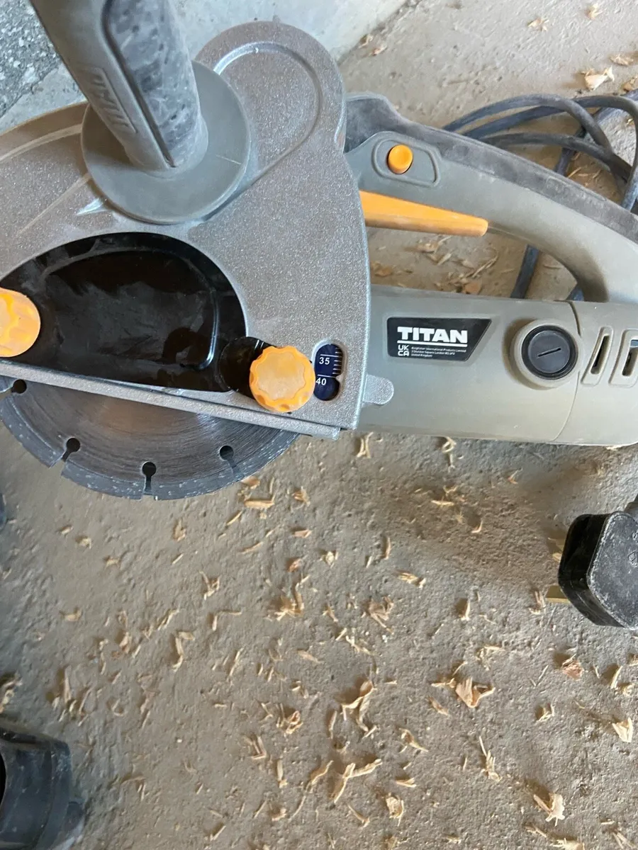 Wall chaser and dust extractor - Image 3