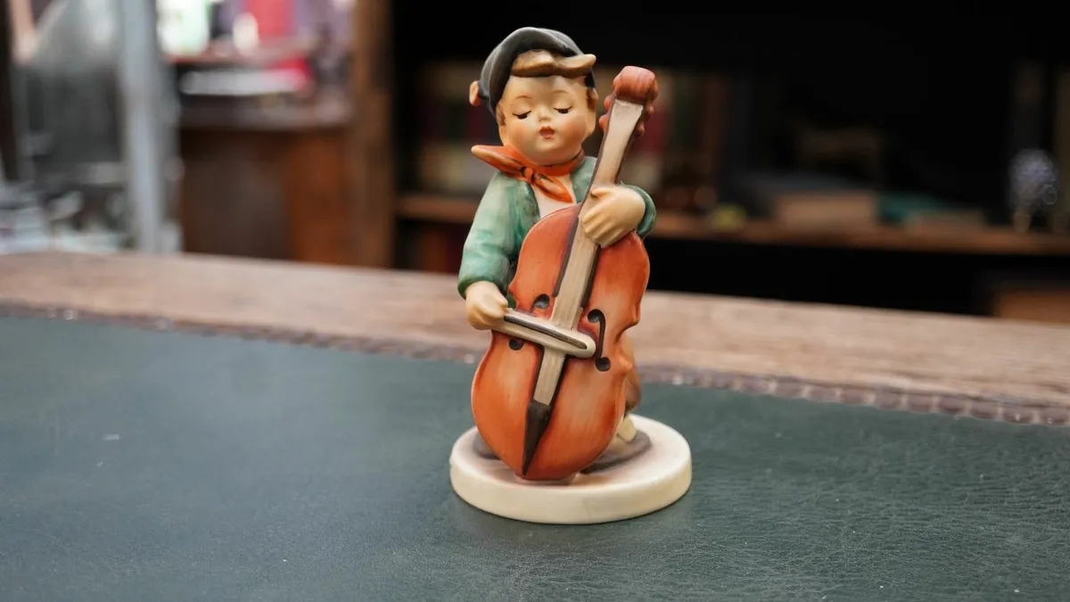 Goebel Hummel Figurine - Sweet Music - Image 1
