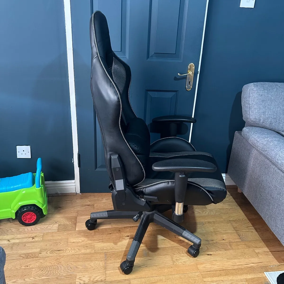 Gaming Chair - Image 1