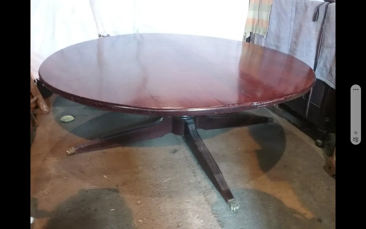 Round table - Image 1