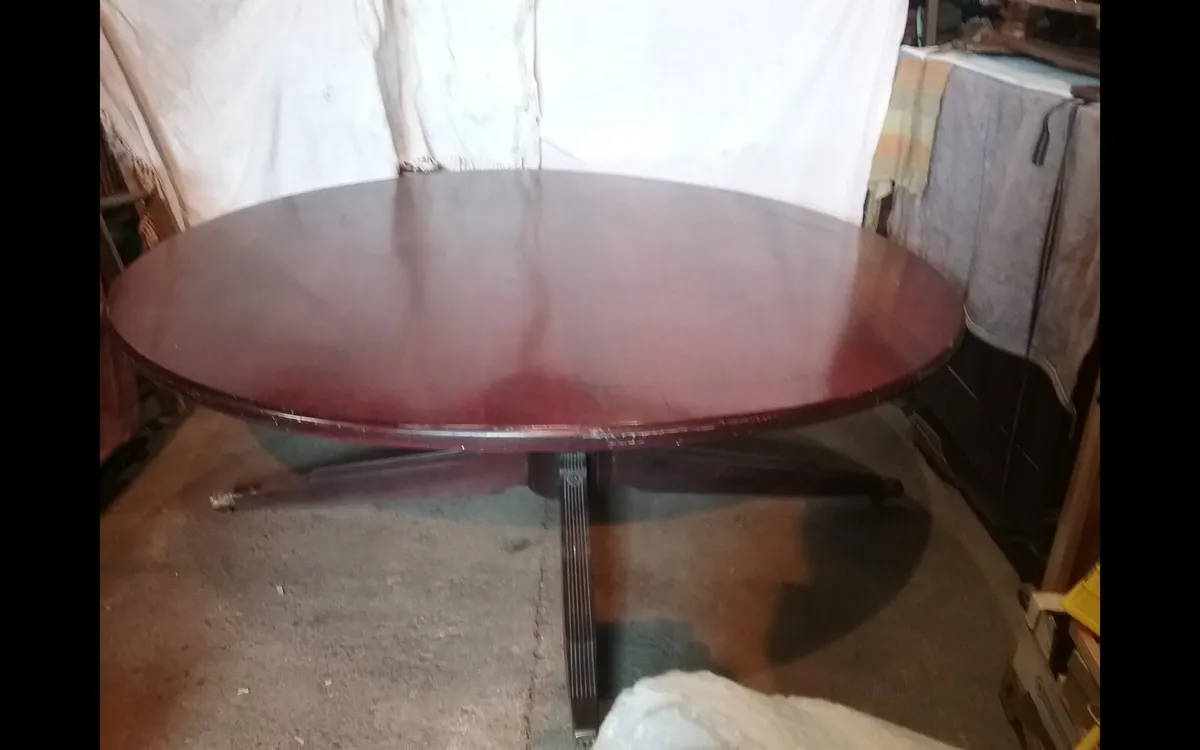 Round table - Image 2