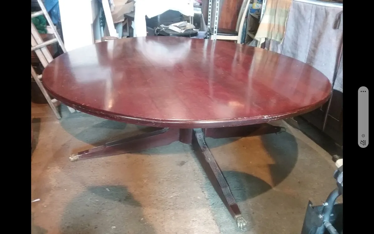 Round table - Image 3