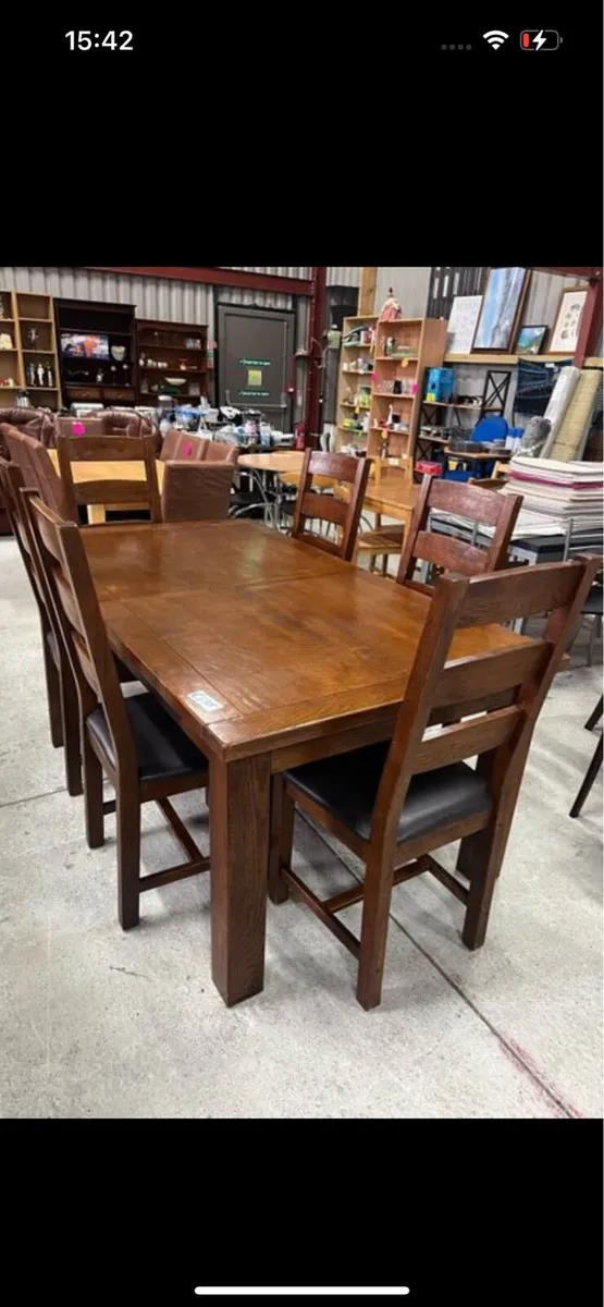 Extendable table and 6 chairs - Image 1