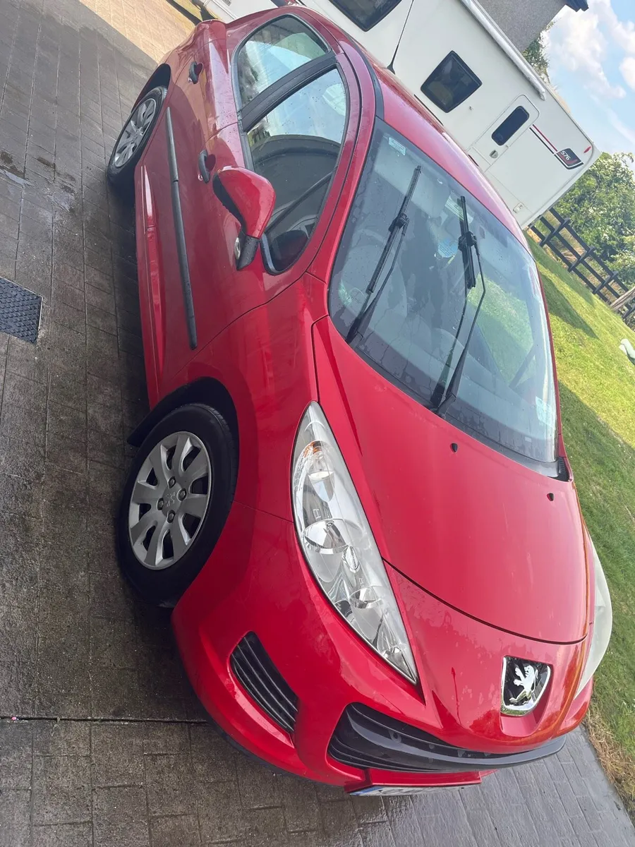 Red Peugeot 207 - Image 1