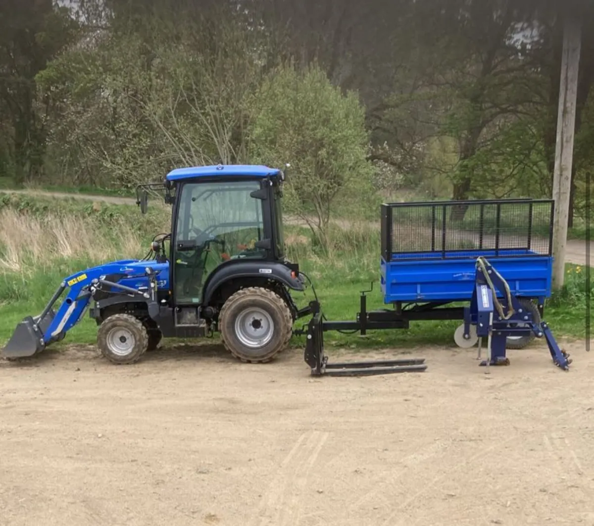 Solis 26hp compact tractor digger package no vat - Image 1