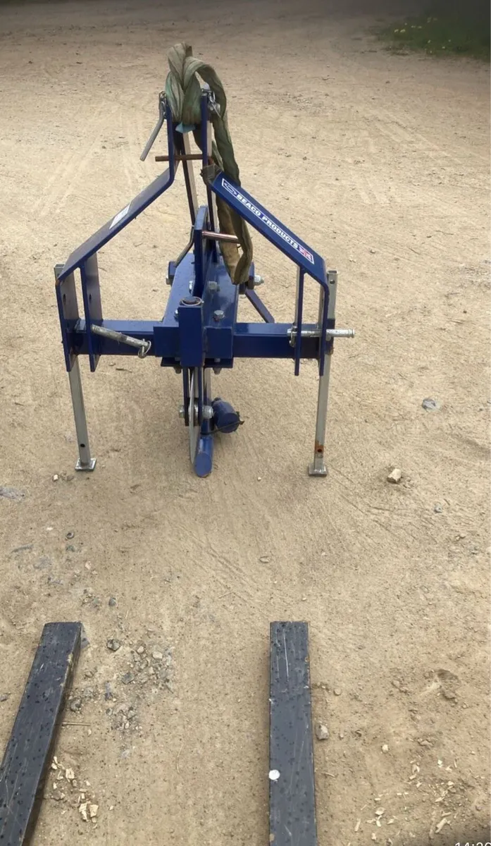 Solis 26hp compact tractor digger package no vat - Image 2