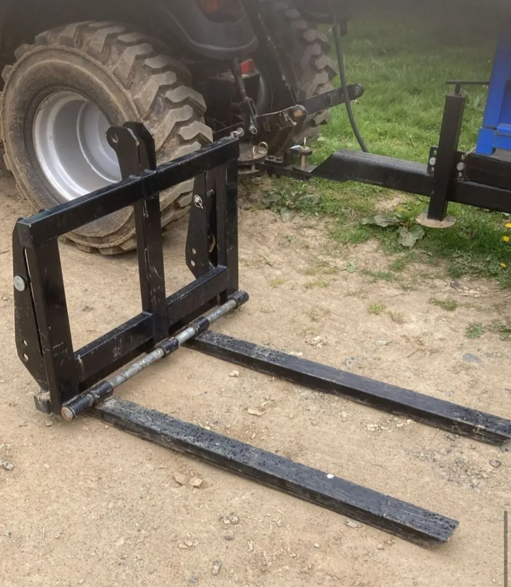Solis 26hp compact tractor digger package no vat - Image 3