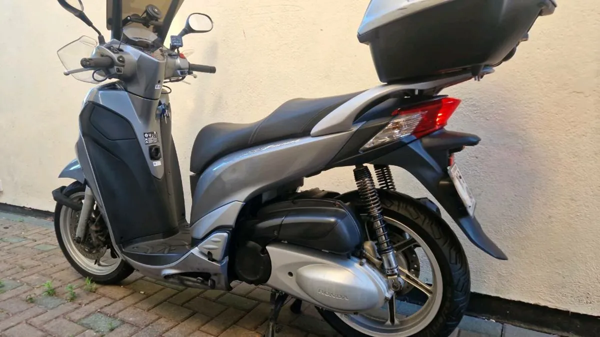 Honda sh300i motorbike - Image 1