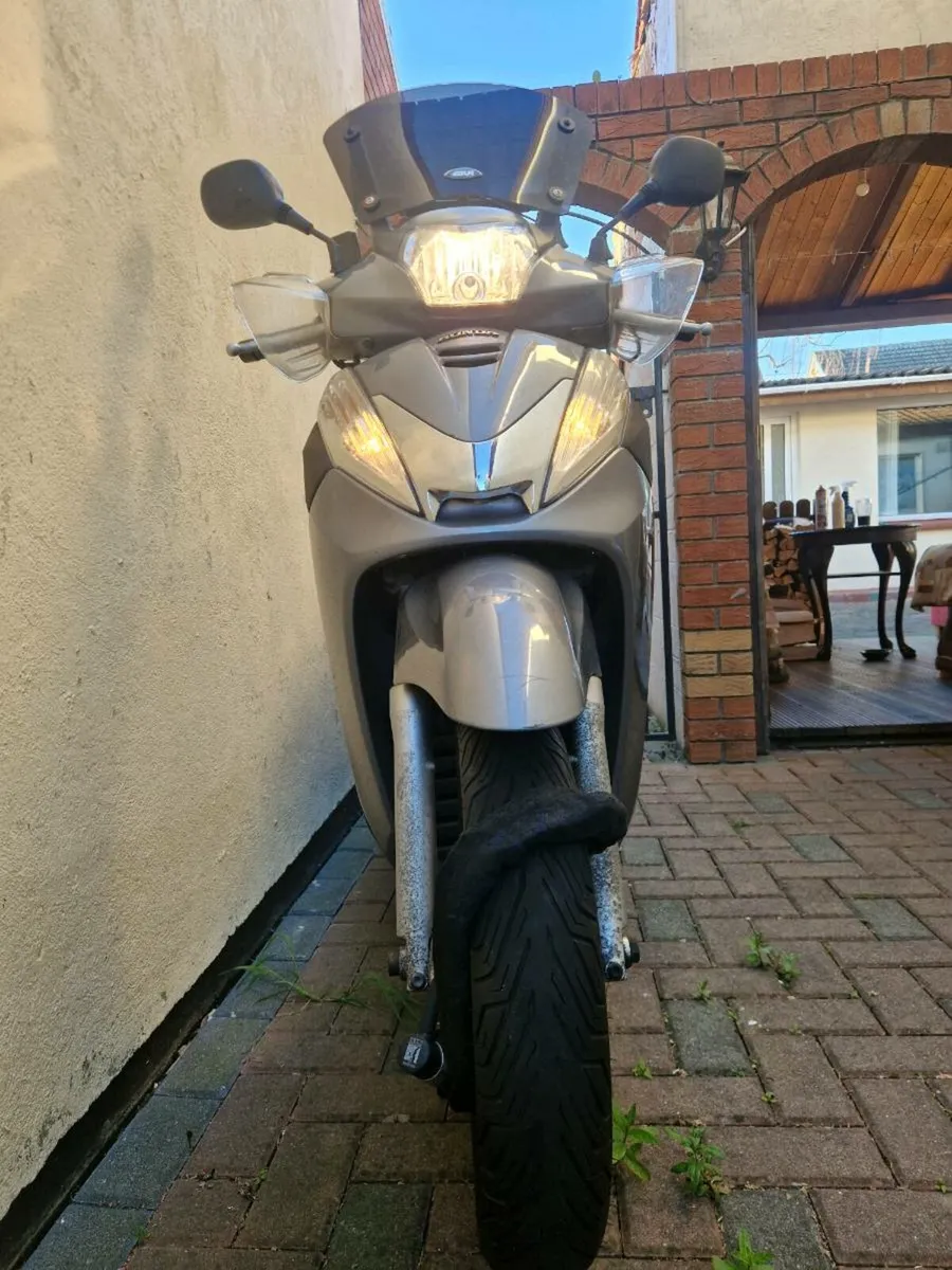 Honda sh300i motorbike - Image 3