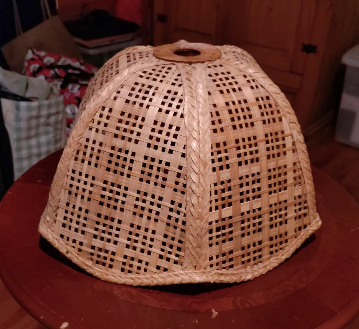WICKER STYLE LAMP SHADE (USED). - Image 1