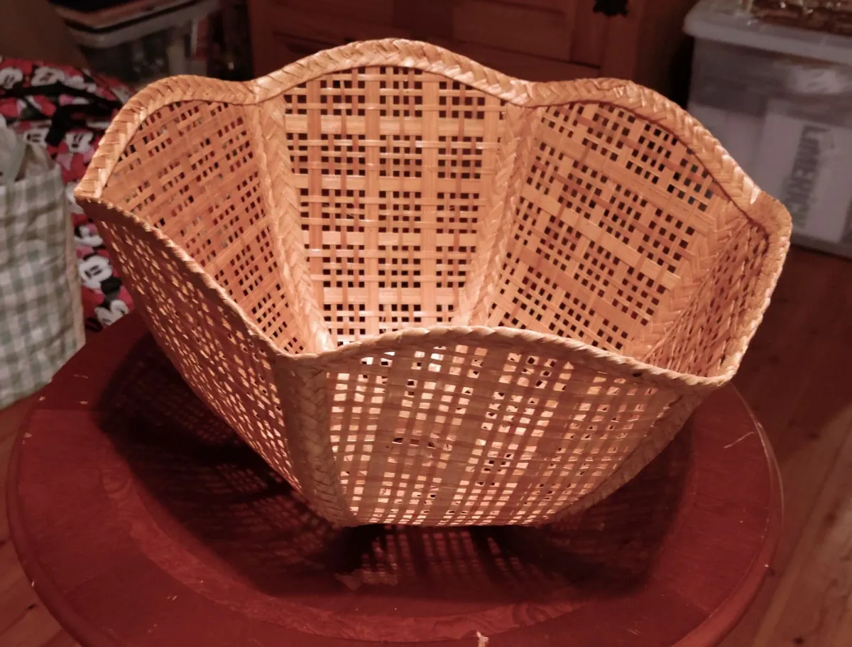 WICKER STYLE LAMP SHADE (USED). - Image 2