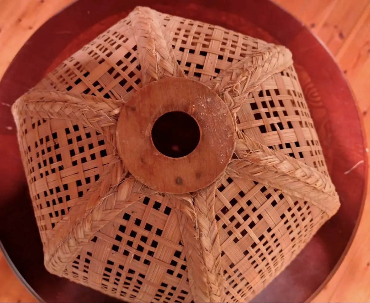 WICKER STYLE LAMP SHADE (USED). - Image 3