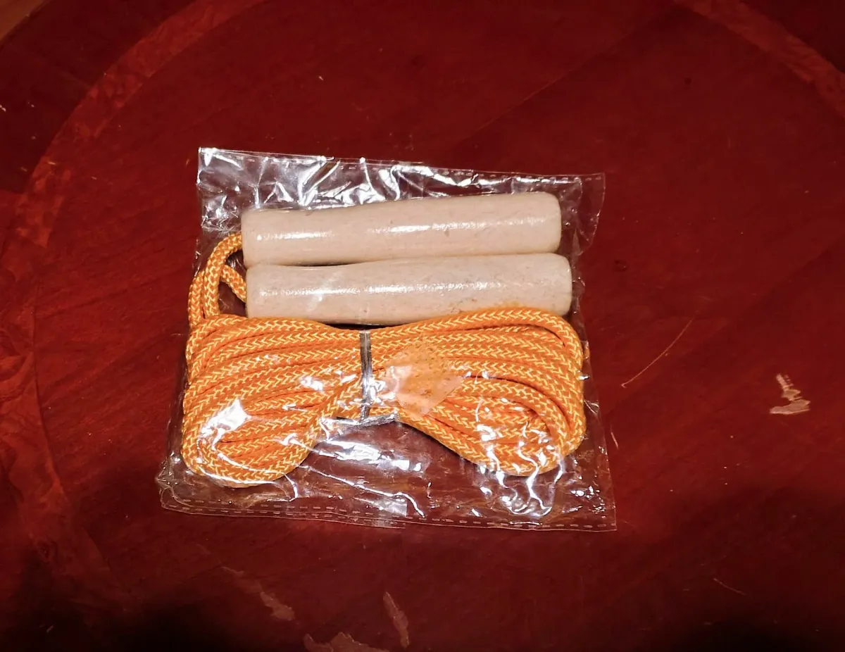 KIDS SKIPPING ROPE (BRAND NEW). - Image 1