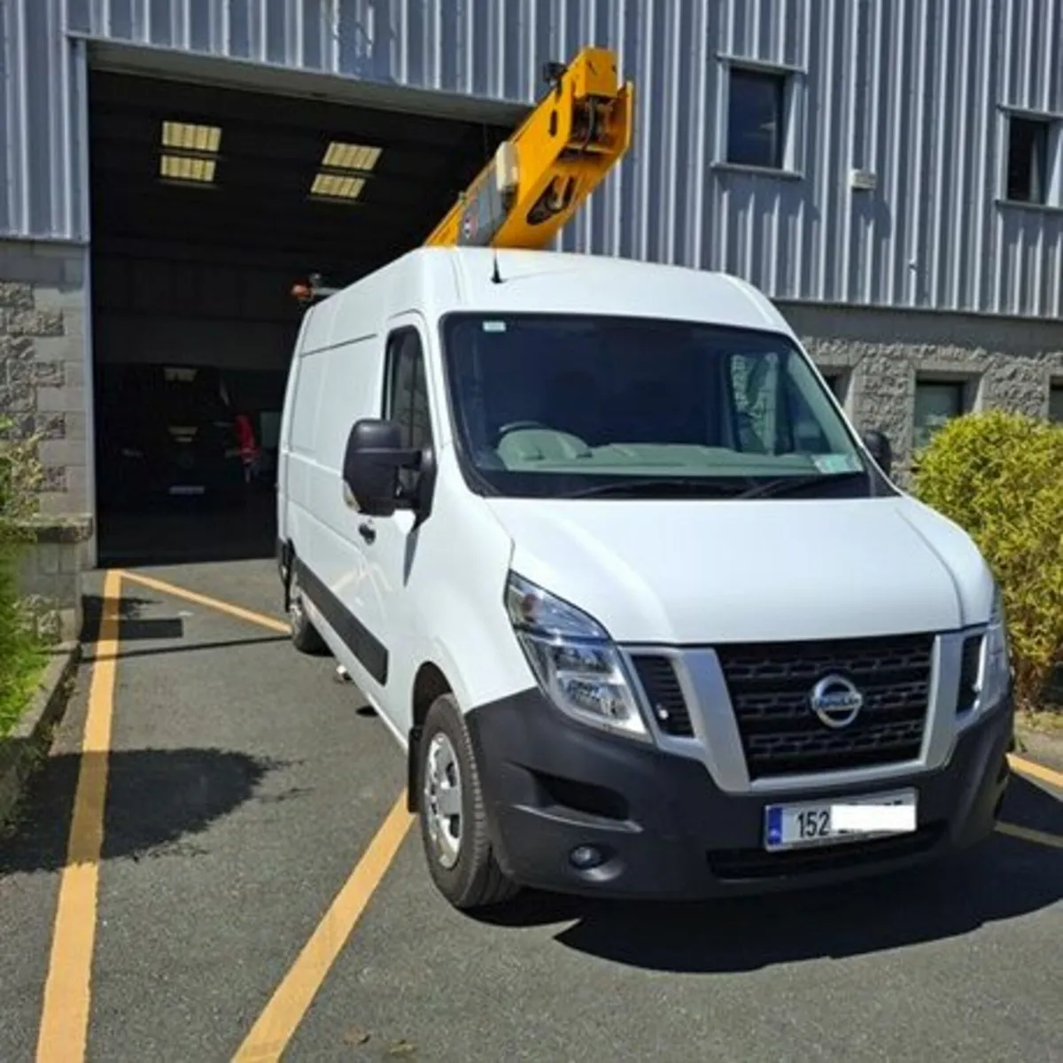 Versalift Nissan NV400 2015 - Image 1