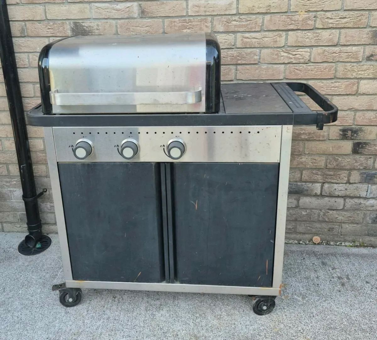 Blooma Rockwell 310
Black 3 burner Gas BBQ working - Image 4