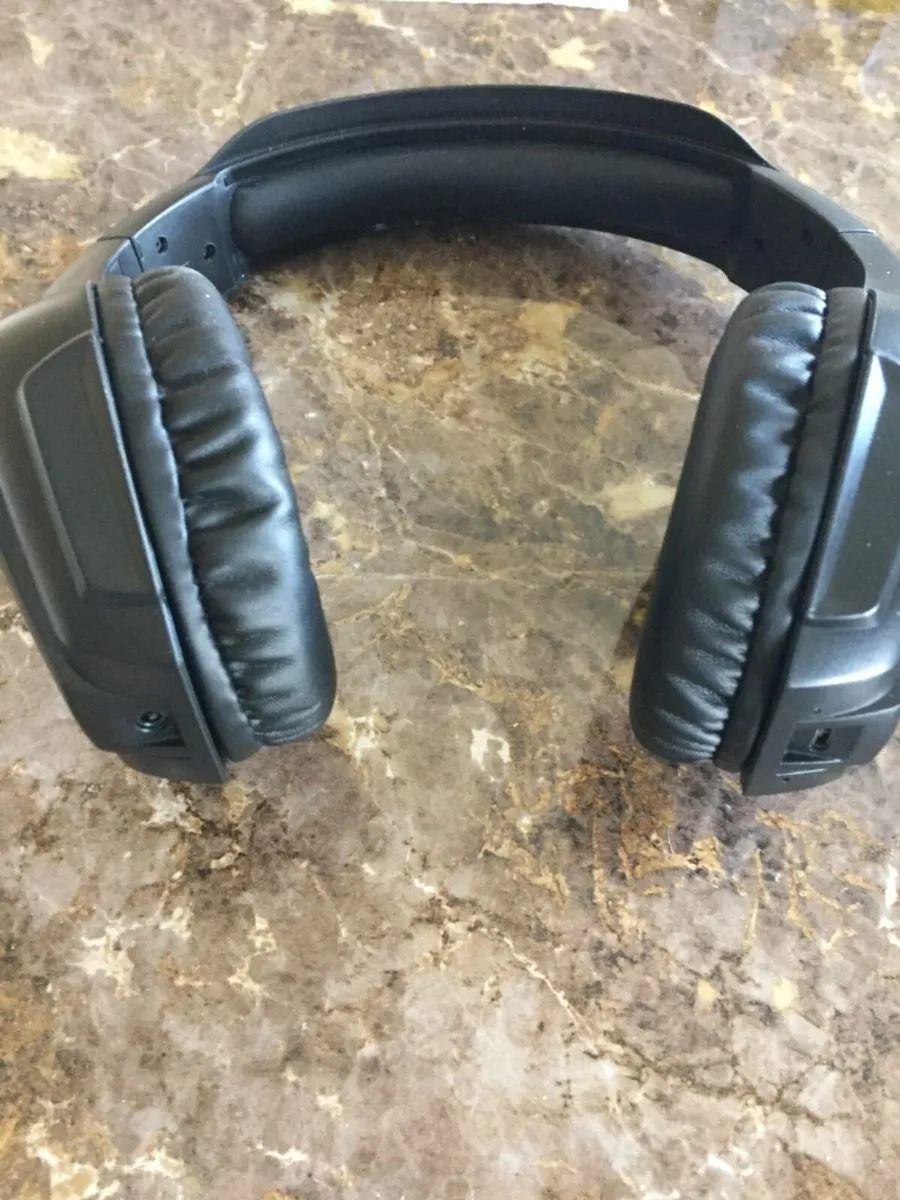 Gaming headset with removable microphone - Image 1
