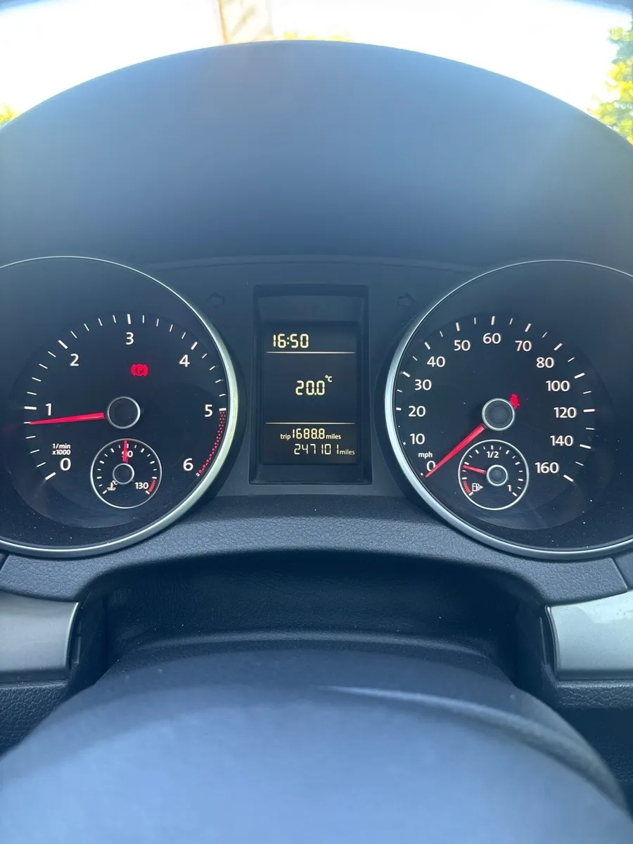 2011 Volkswagen Golf - Image 2