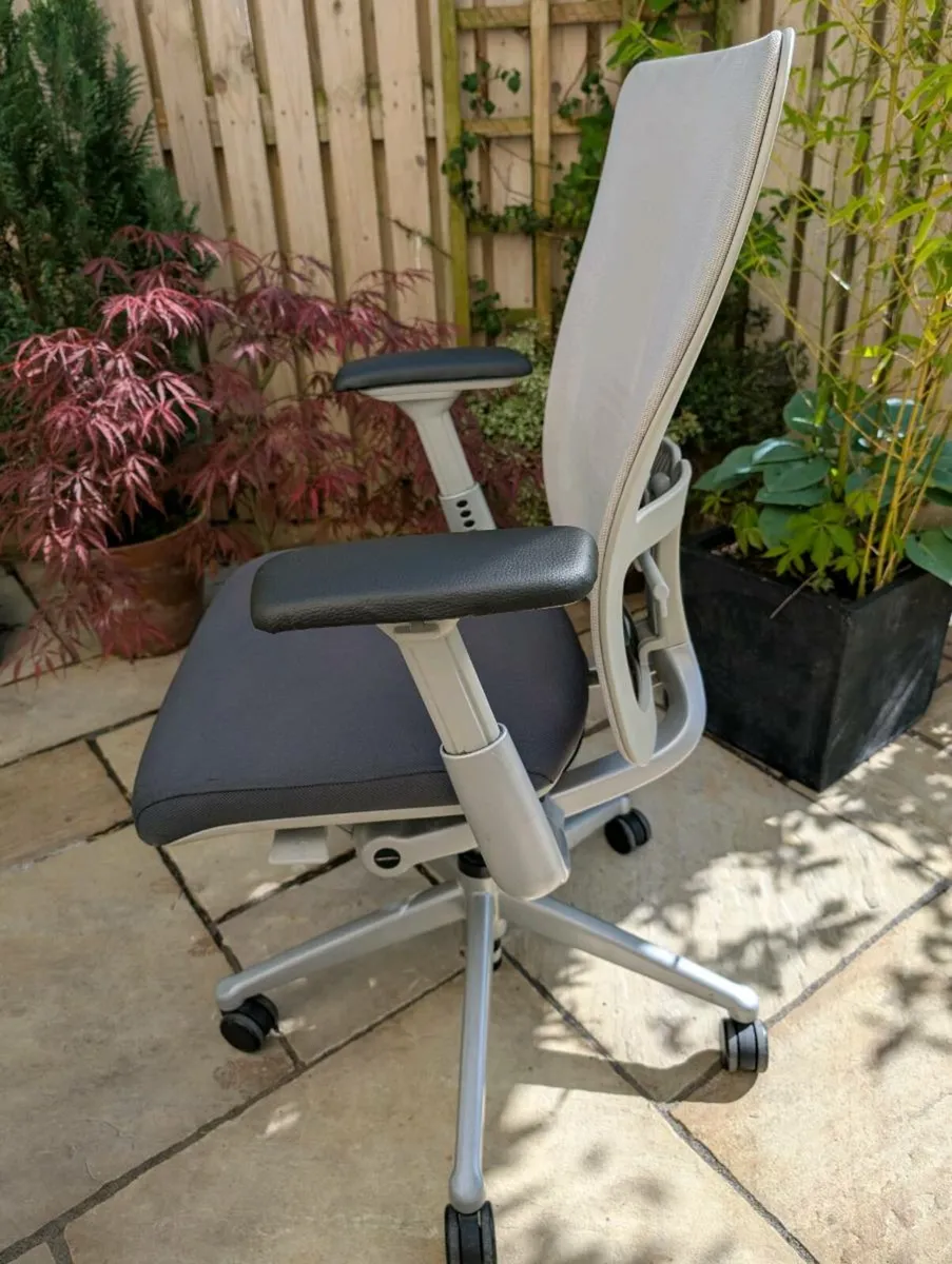 Ergonomic office chair - Image 4