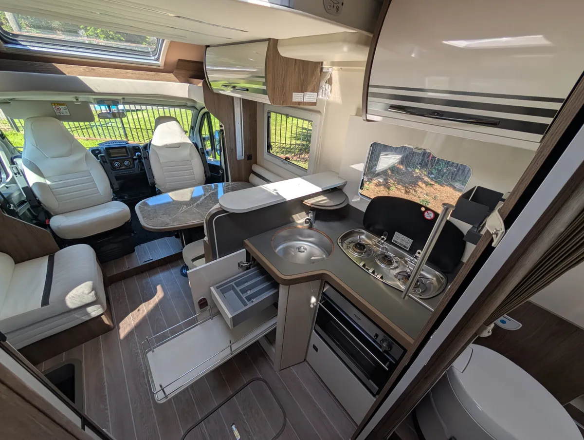 AUTOMATIC 4 berth Island Bed Motorhome - Image 4