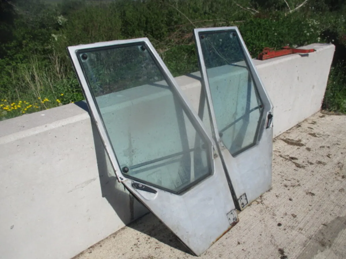 Massey Ferguson 600 SERIES DOORS FO 690 675 698 69 - Image 3