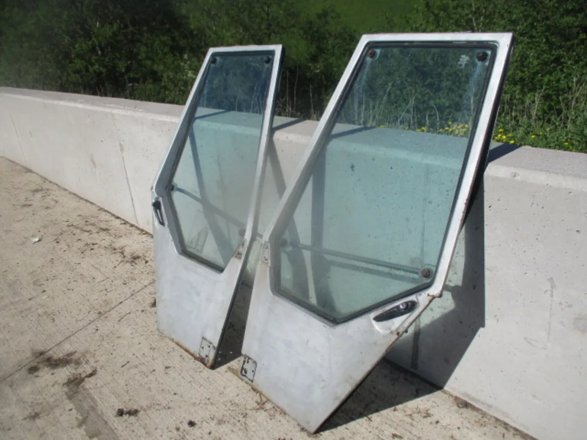 Massey Ferguson 600 SERIES DOORS FO 690 675 698 69 - Image 2