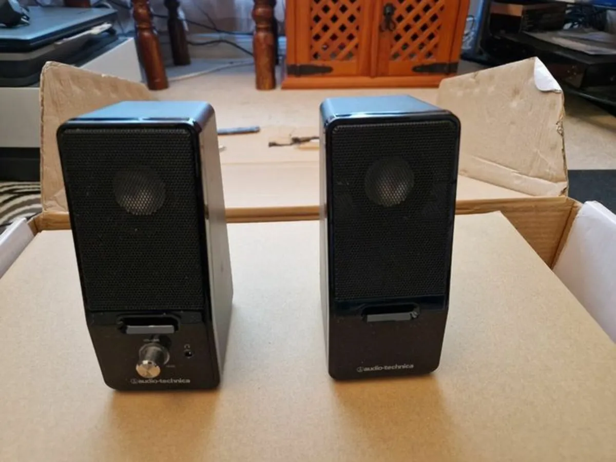 Technica Turntable AT-LP60 + Speakers + Albums, - Image 4