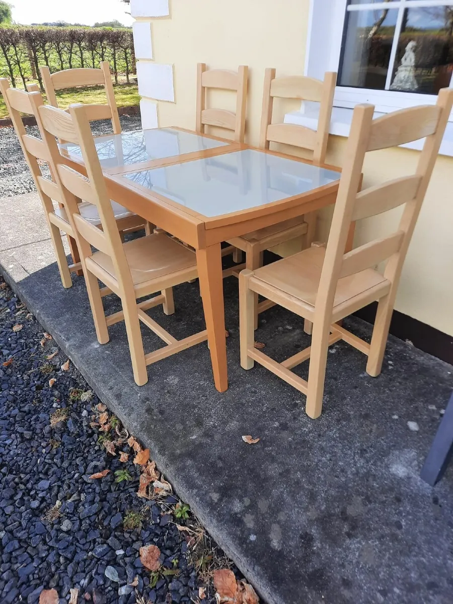 Kitchen table and chairs - Image 1