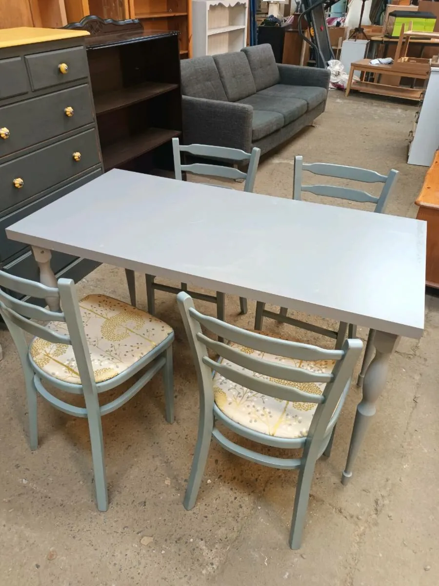 Table and Chairs - Image 2