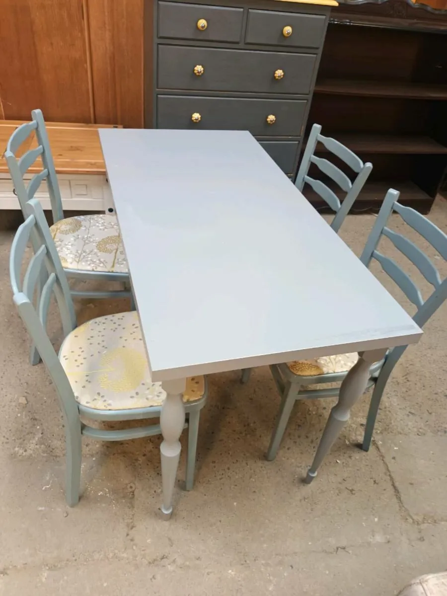 Table and Chairs - Image 3