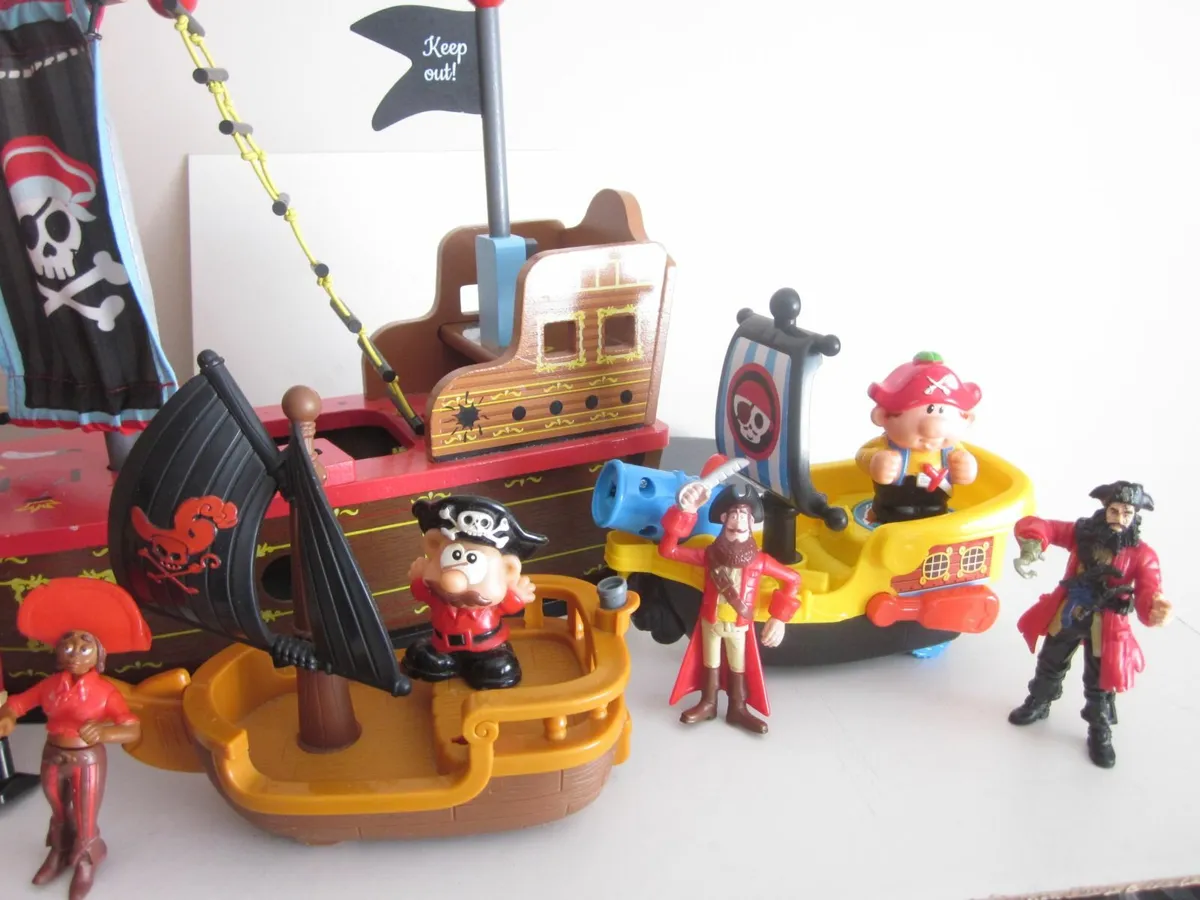 Pirate Ship Bundle and Figures - Image 3