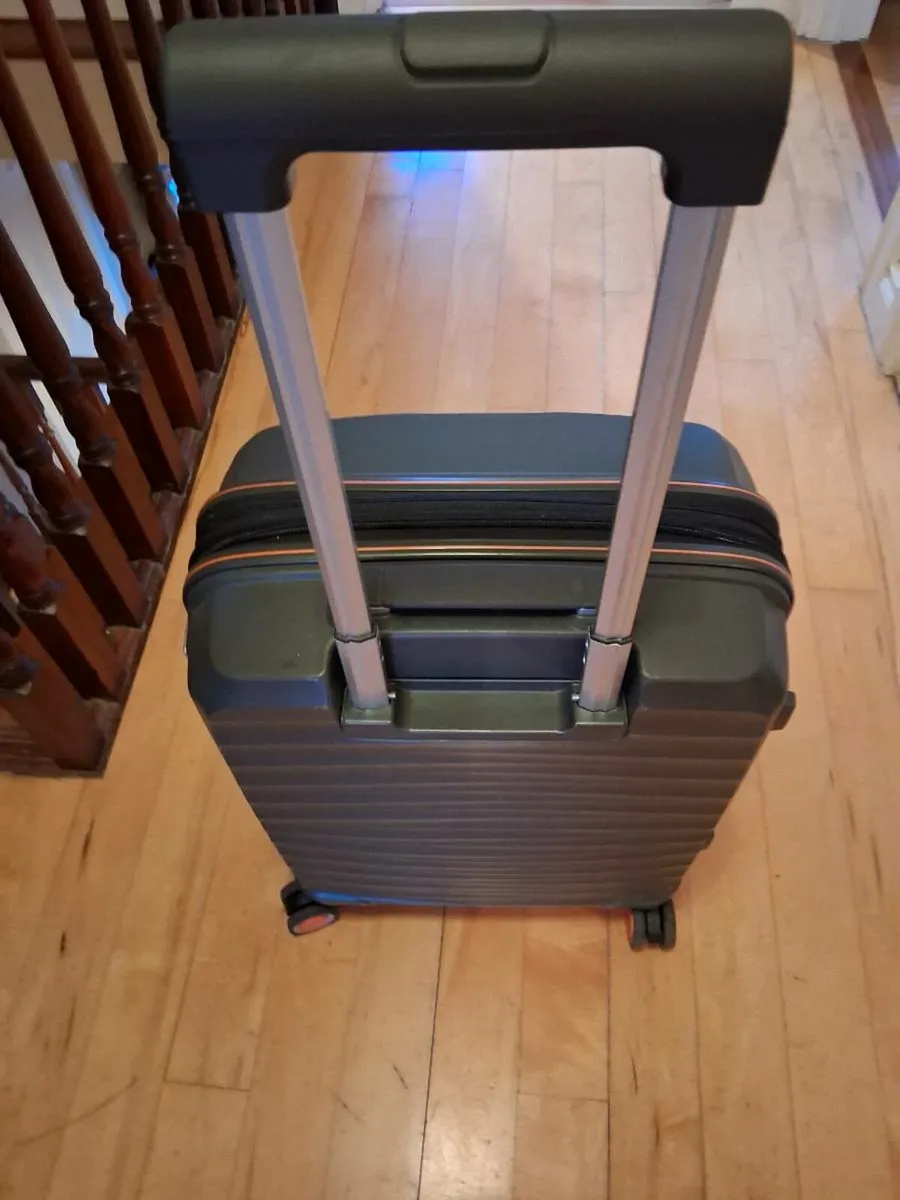 10 kg carry on suitcase - Image 1