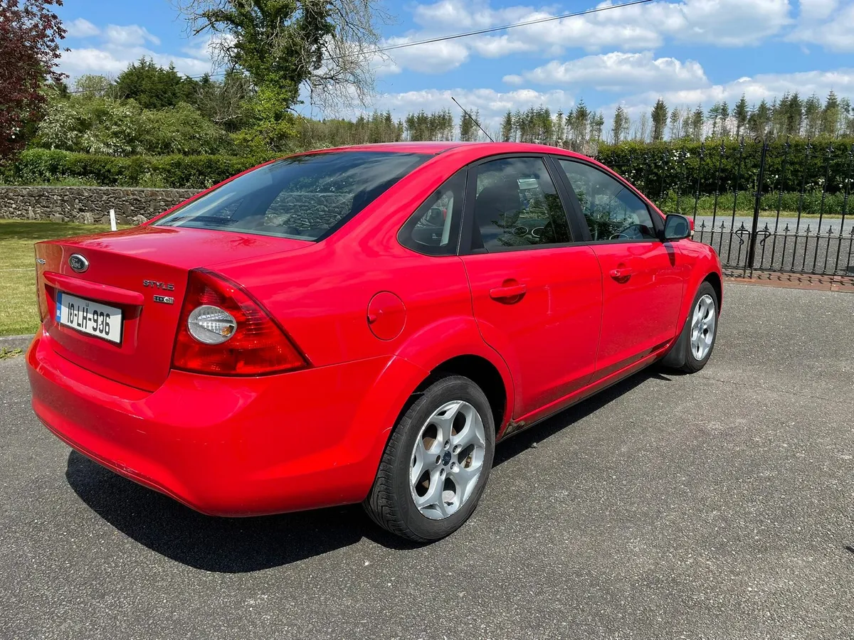 Ford Focus 2010 - Image 2