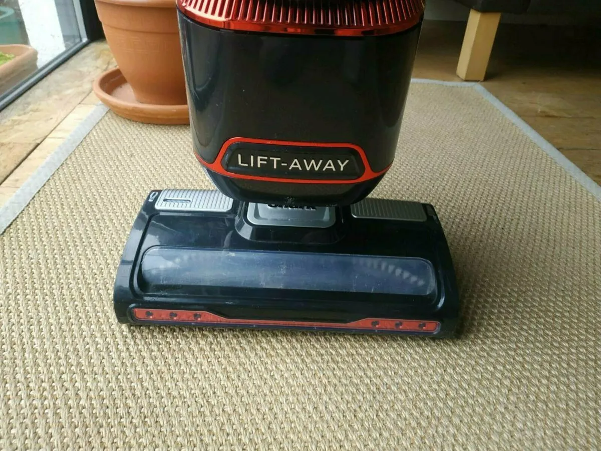 Shark lift-away vacuum/hoover - Image 1