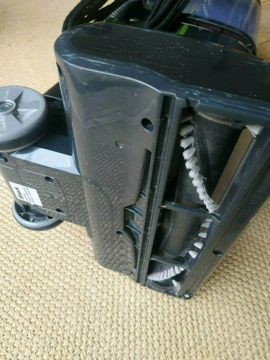 Shark lift-away vacuum/hoover - Image 2