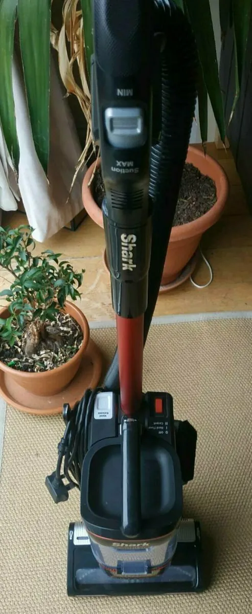 Shark lift-away vacuum/hoover - Image 4