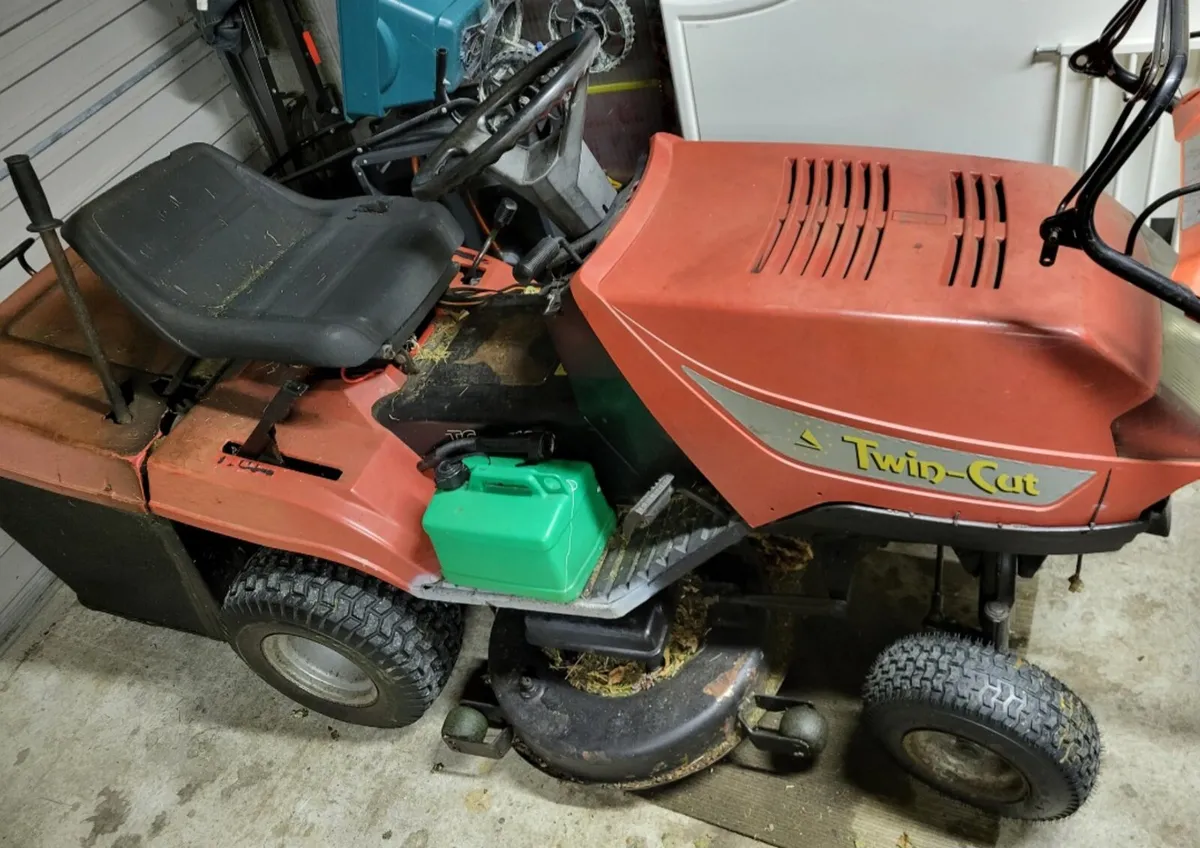 Castle garden ride on mower - Image 1