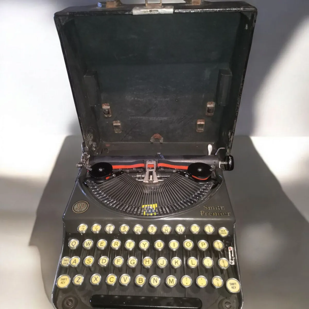 Antique typewriter - Image 1