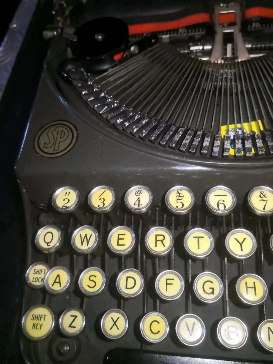 Antique typewriter - Image 2